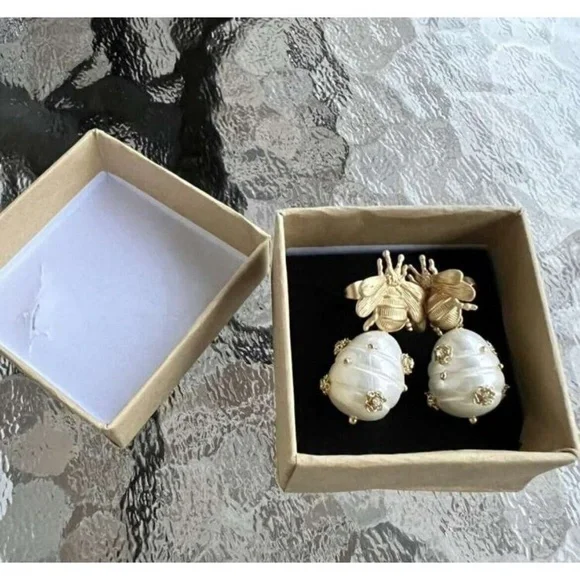 Bee Cultured Pearl Drop Earrings Vintage Bee Pearl Pendant Hypoallergenic - Picture 8 of 9